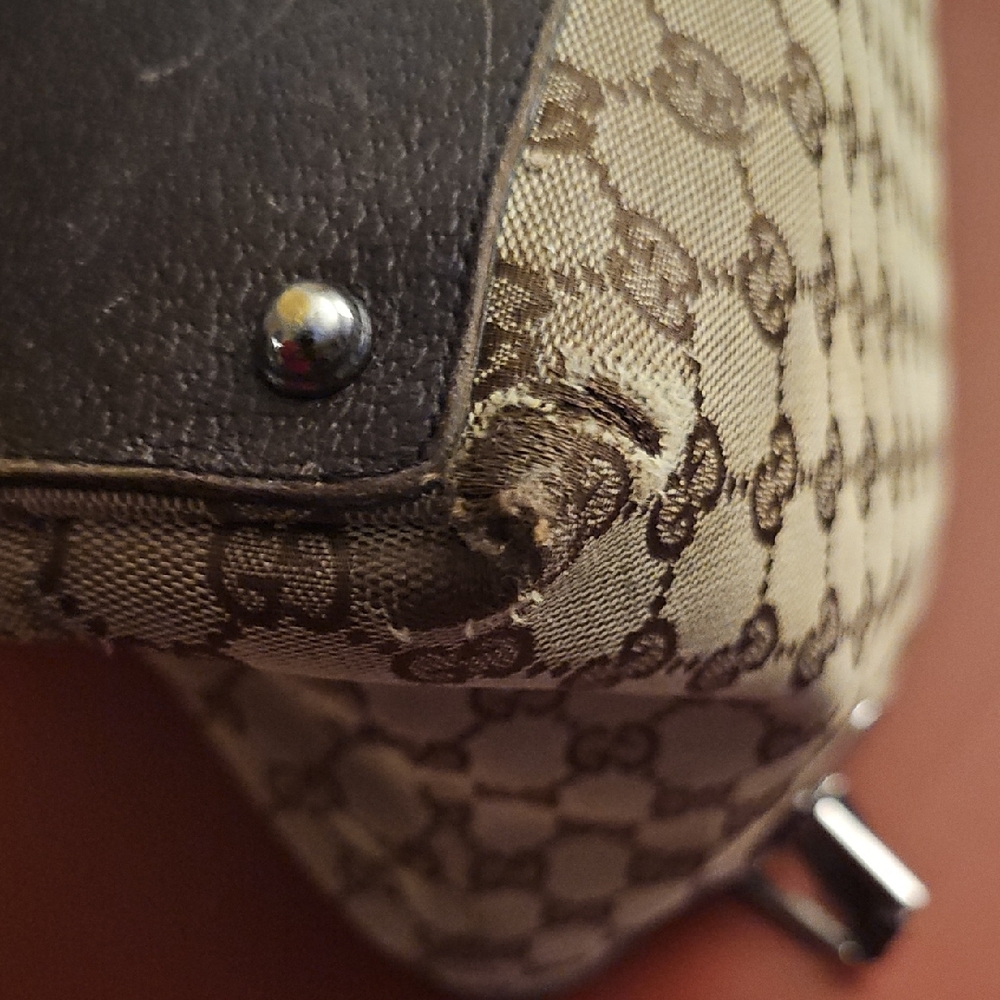Gucci Shoulder Bag with Iconic Pattern - Picture 5 of 9